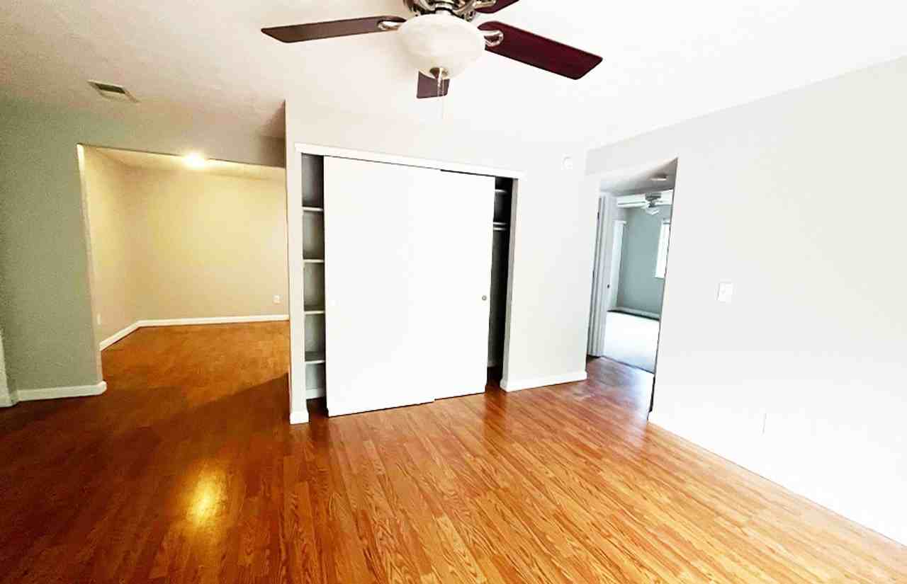 Lowell 525 - Photo 7 of 17