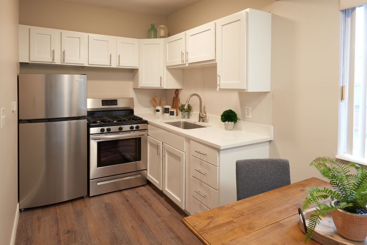 Lakewood Manor - Photo 4 of 9