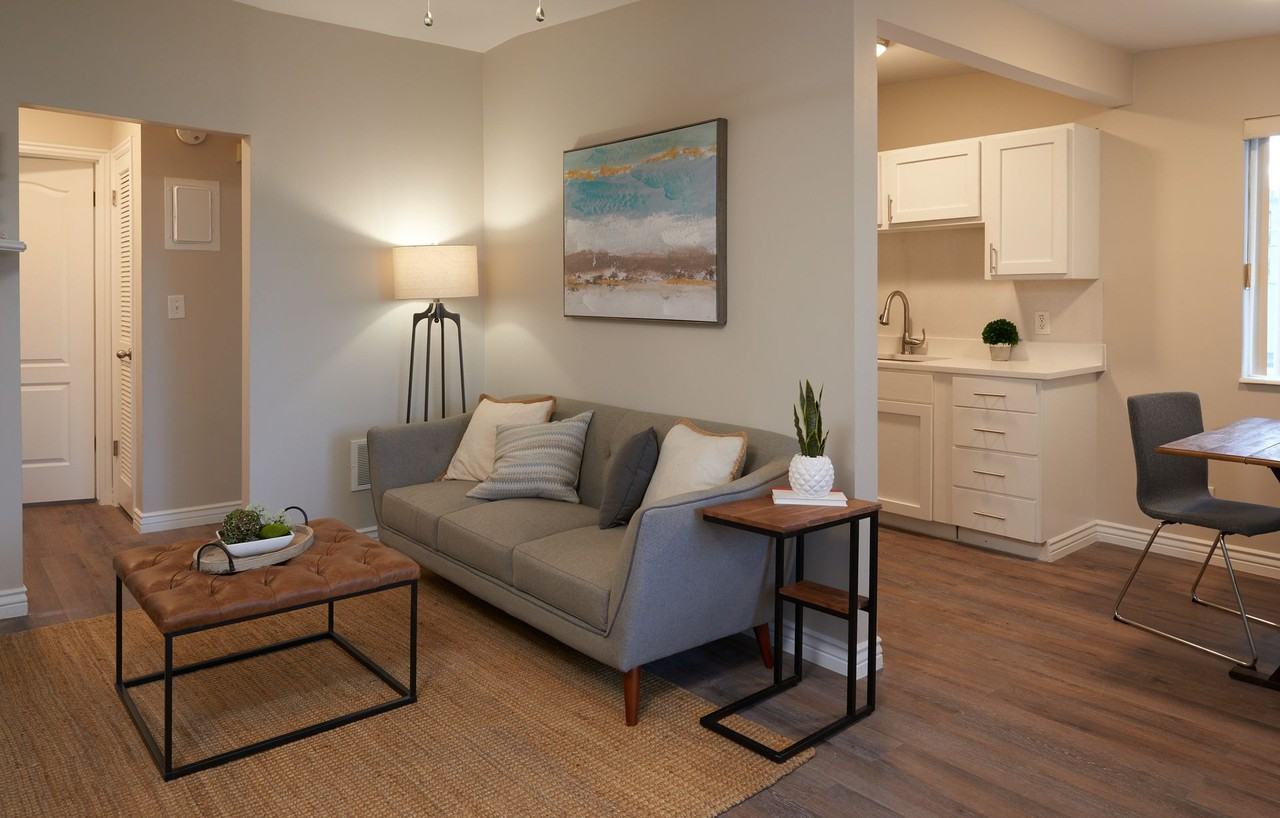 Lakewood Manor - Photo 6 of 9