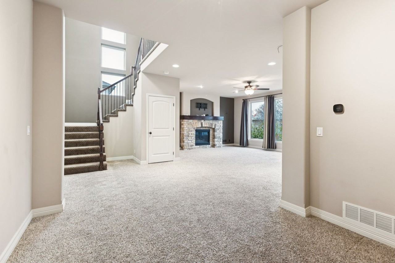 5508 South 165th Street - Photo 5 of 37