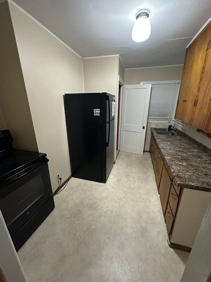 301 E 7th St - Photo 2 of 7