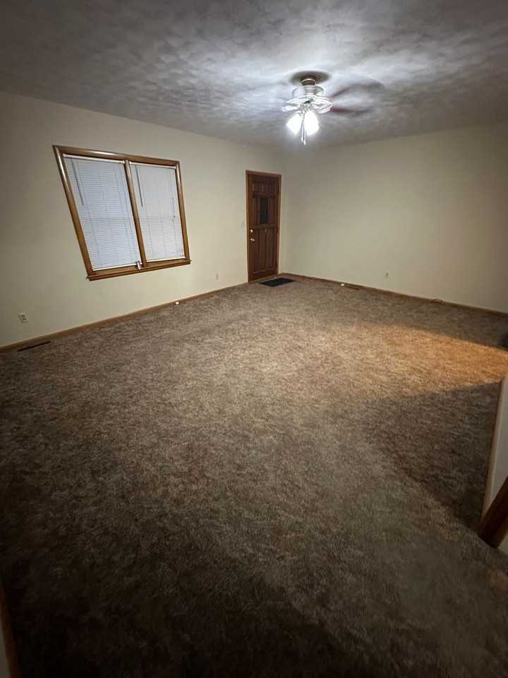 301 E 7th St - Photo 3 of 7