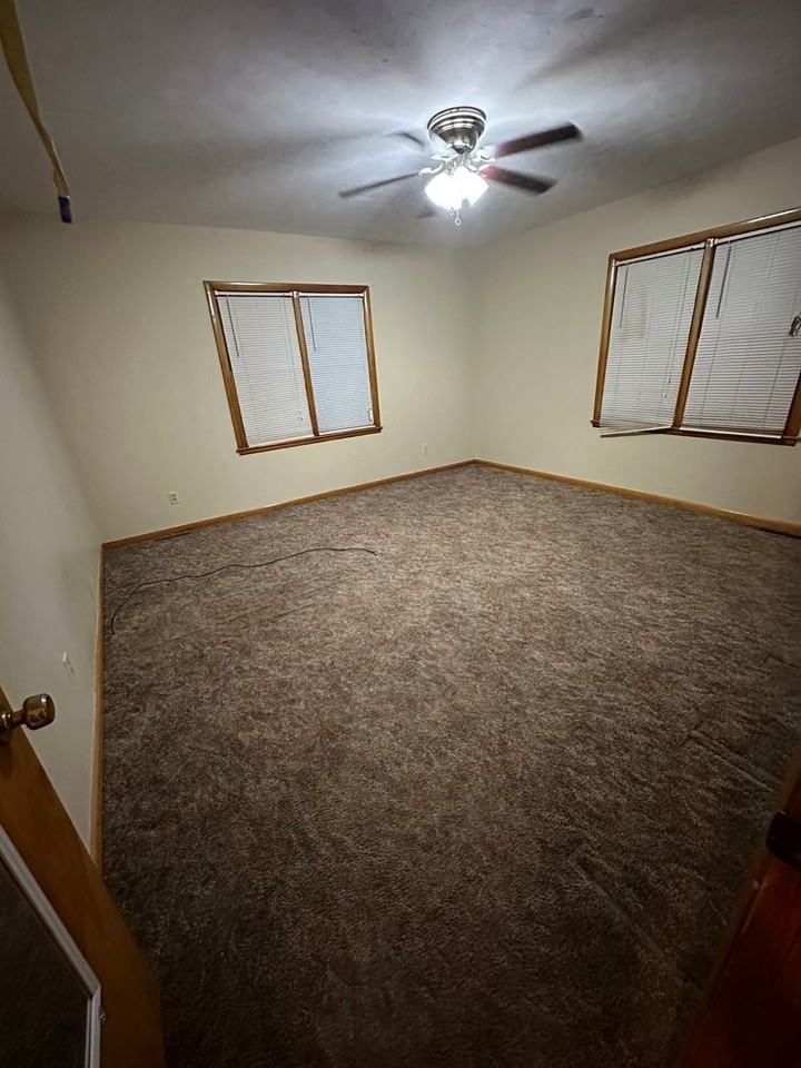 301 E 7th St - Photo 4 of 7