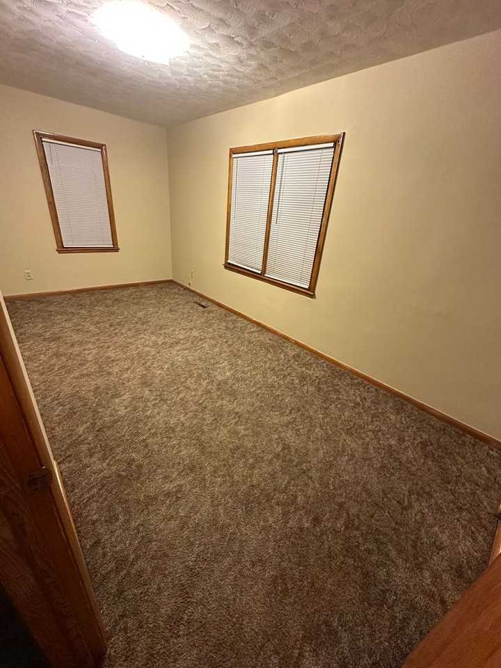 301 E 7th St - Photo 5 of 7