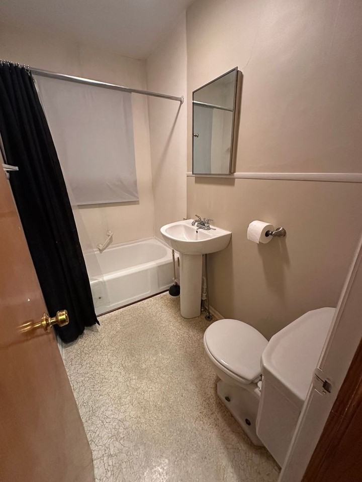 301 E 7th St - Photo 6 of 7