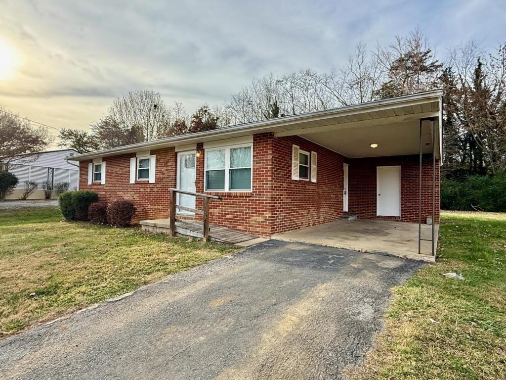 103 York Dr - Photo 2 of 16