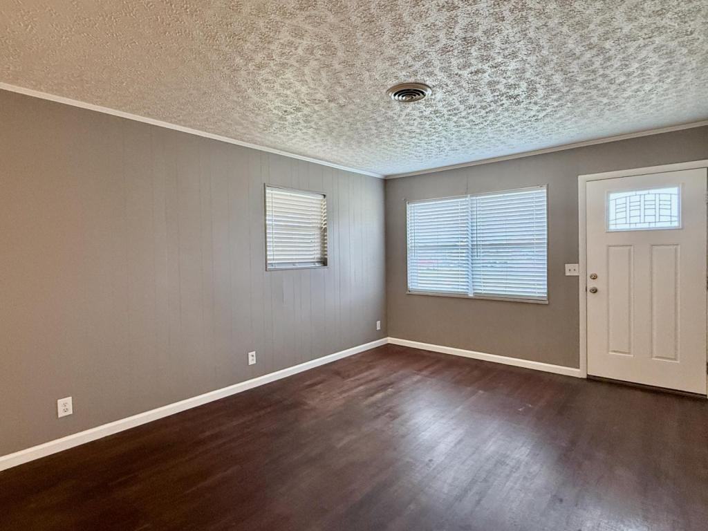 103 York Dr - Photo 3 of 16