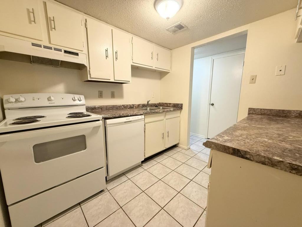 1625 42nd St Apt A - Photo 3 of 18
