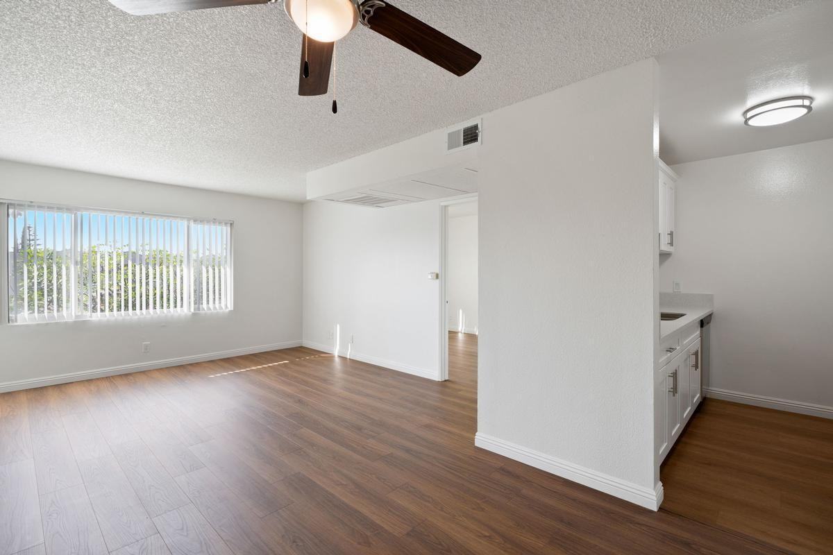 601 E 8th St - Photo 7 of 16