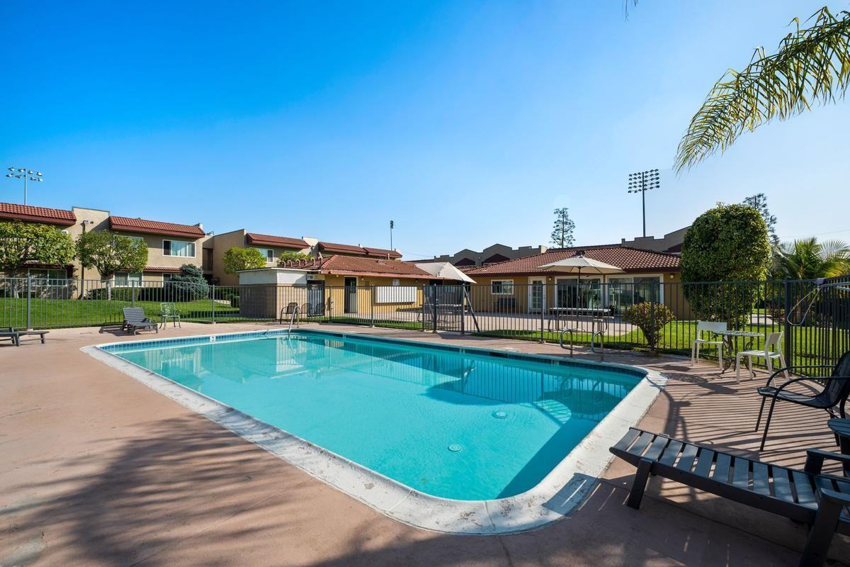 601 E 8th St - Photo 3 of 16