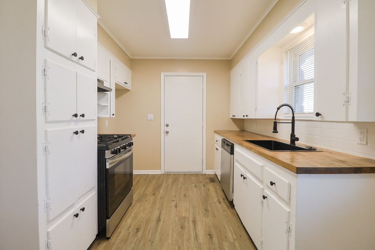 1705 Bixby Rd - Photo 6 of 28