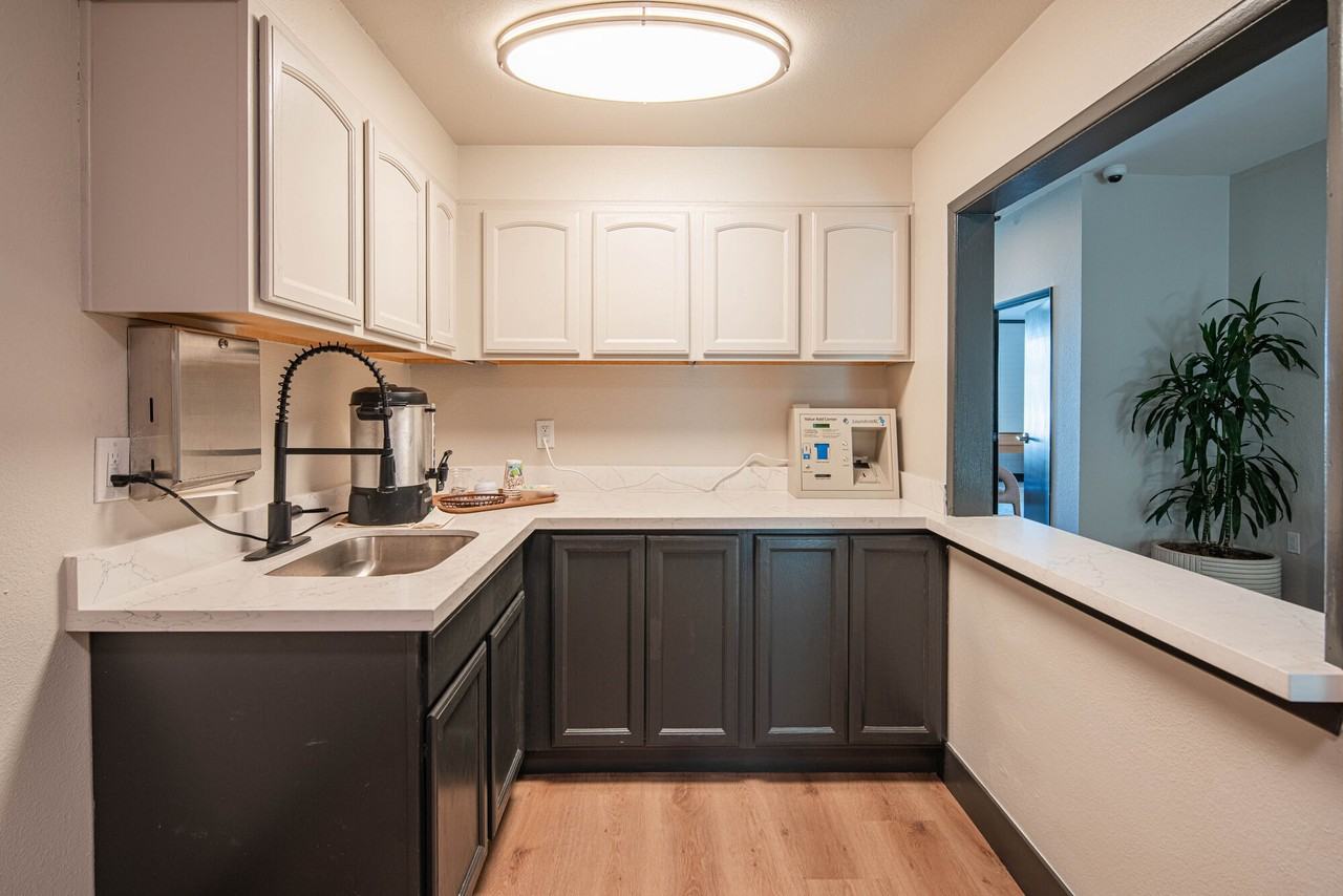 Phoenix Manor - Photo 2 of 44