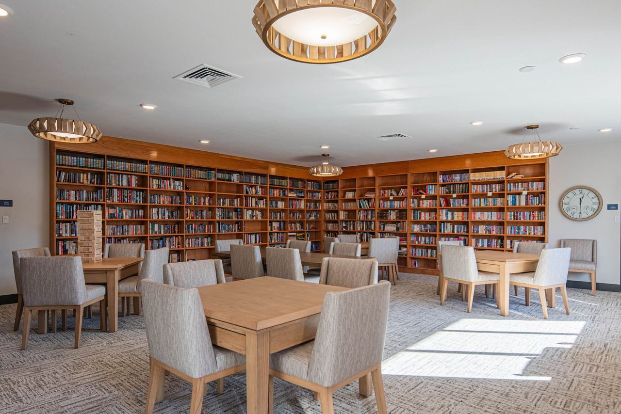 Phoenix Manor - Photo 5 of 44