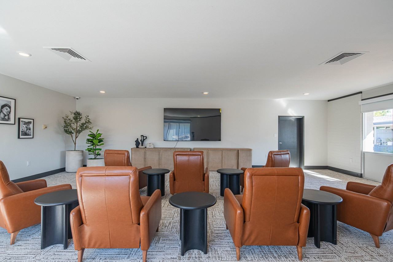 Phoenix Manor - Photo 6 of 44