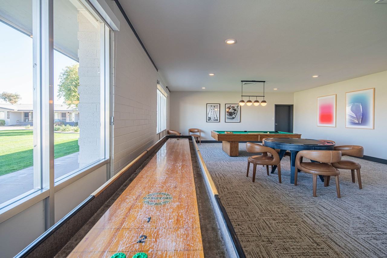 Phoenix Manor - Photo 7 of 44