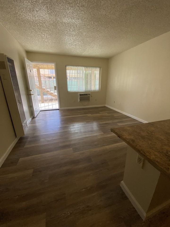 Move-In Special $595 On Approved Credit! 1 & 2 Bd, 1 Ba Adelanto Apartment Home! - Photo 4 of 8