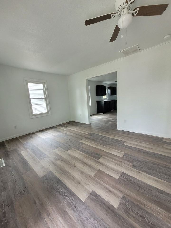 917 South Nettleton Avenue - Photo 3 of 9