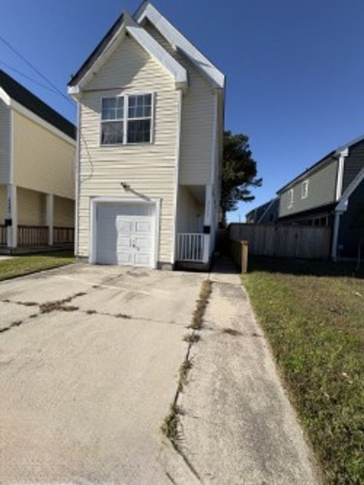 2049 Stonehurst St - Photo 3 of 36