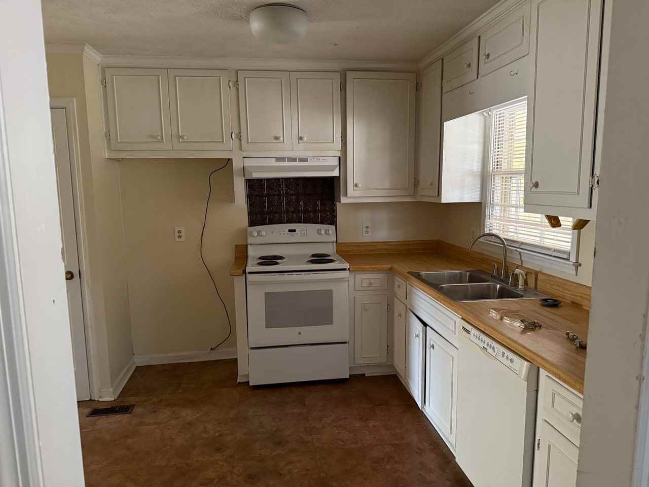 2723 Westgate Dr - Photo 2 of 17