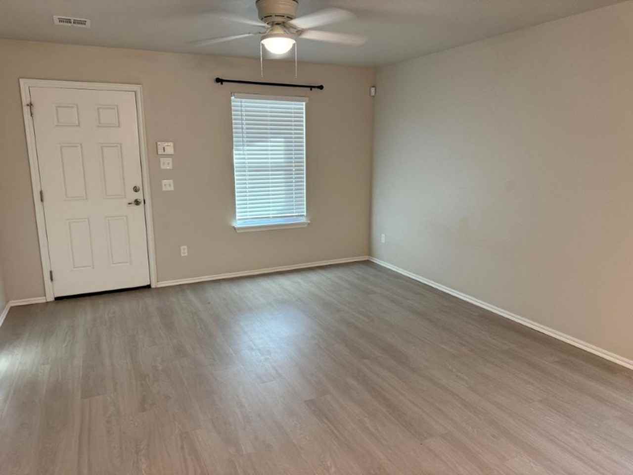 793 Northeast 4th Street - Photo 3 of 11