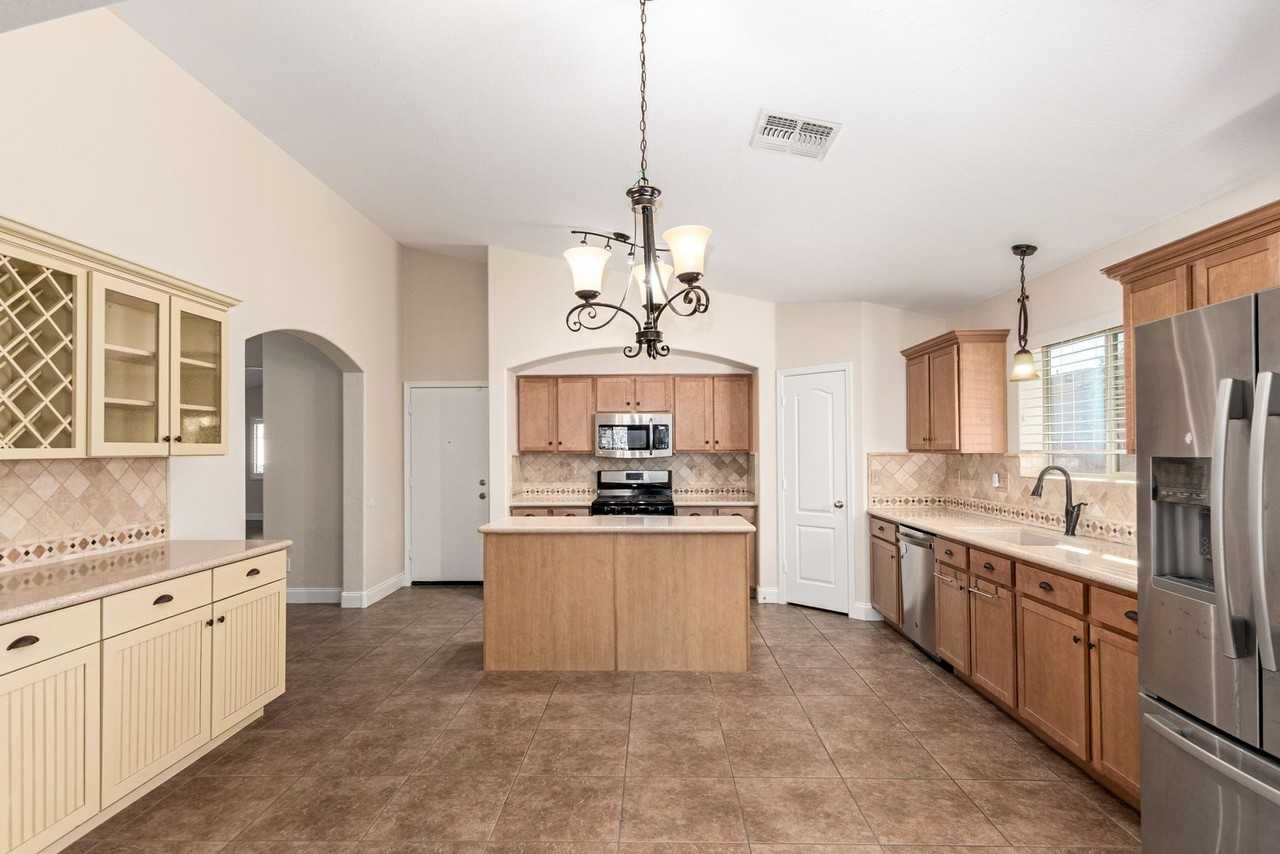 1444 E Baker Dr - Photo 2 of 33