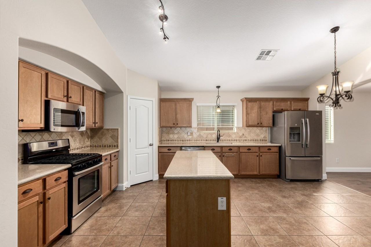 1444 E Baker Dr - Photo 4 of 33