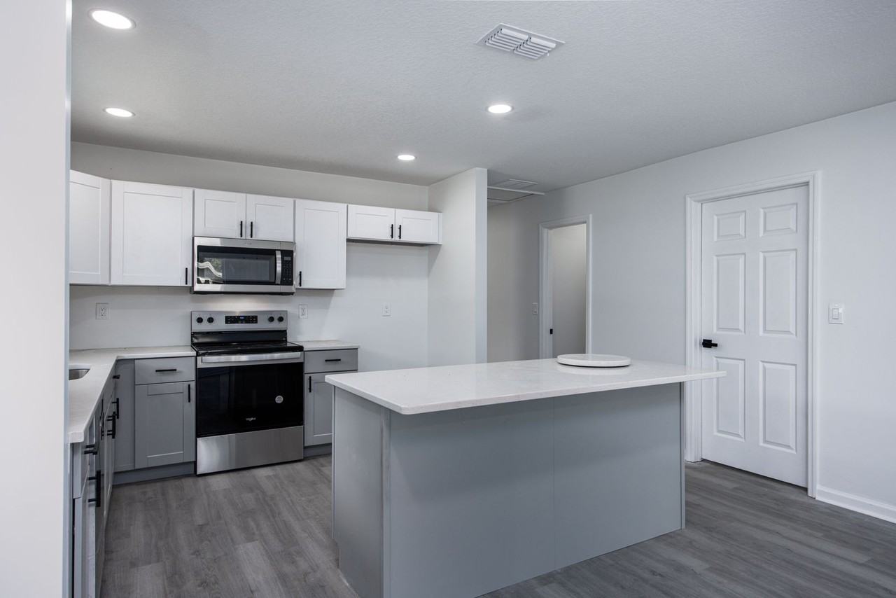 1523 Northeast 1st Avenue - Photo 7 of 24