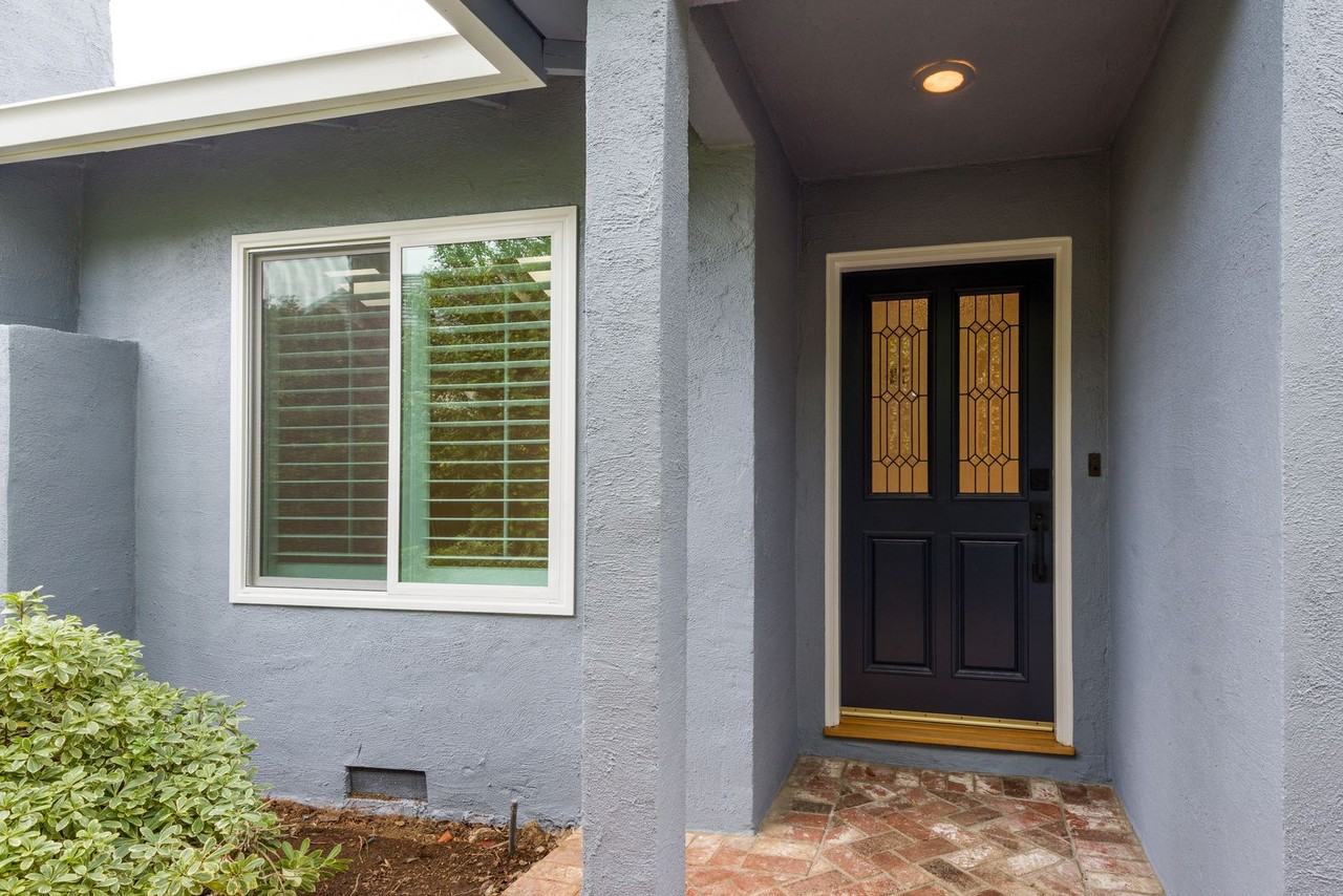 667 University Avenue - Photo 2 of 22