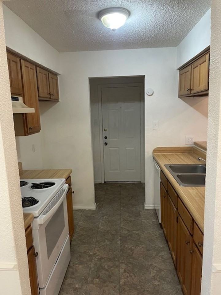 716 Woodland Court - Photo 3 of 13