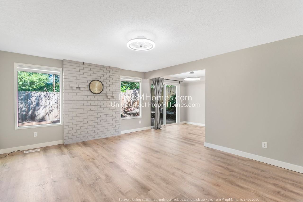 1591 Se Oak Grove Blvd - Photo 5 of 23