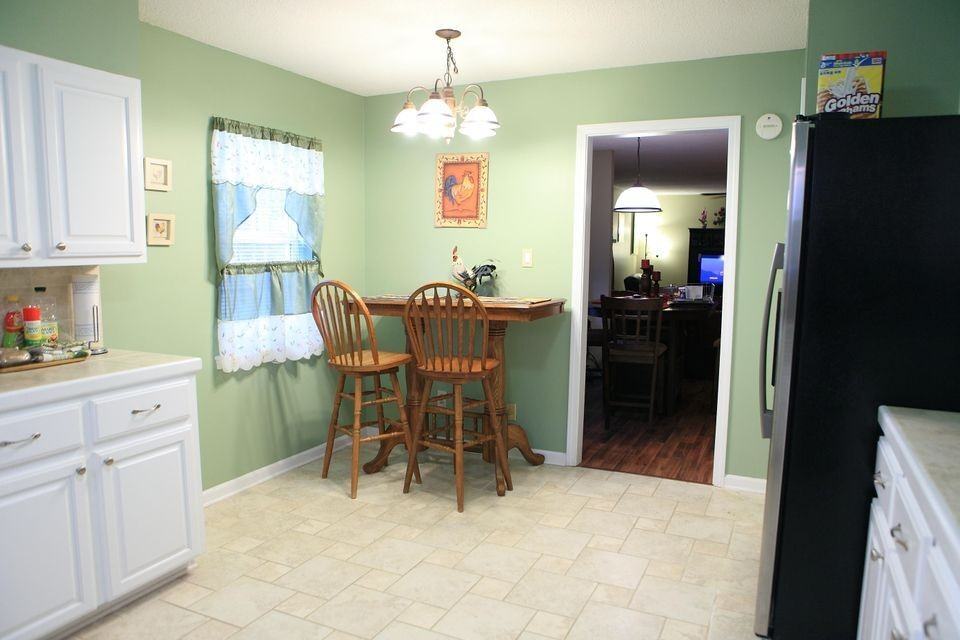 109 Thomas Dr - Photo 5 of 18