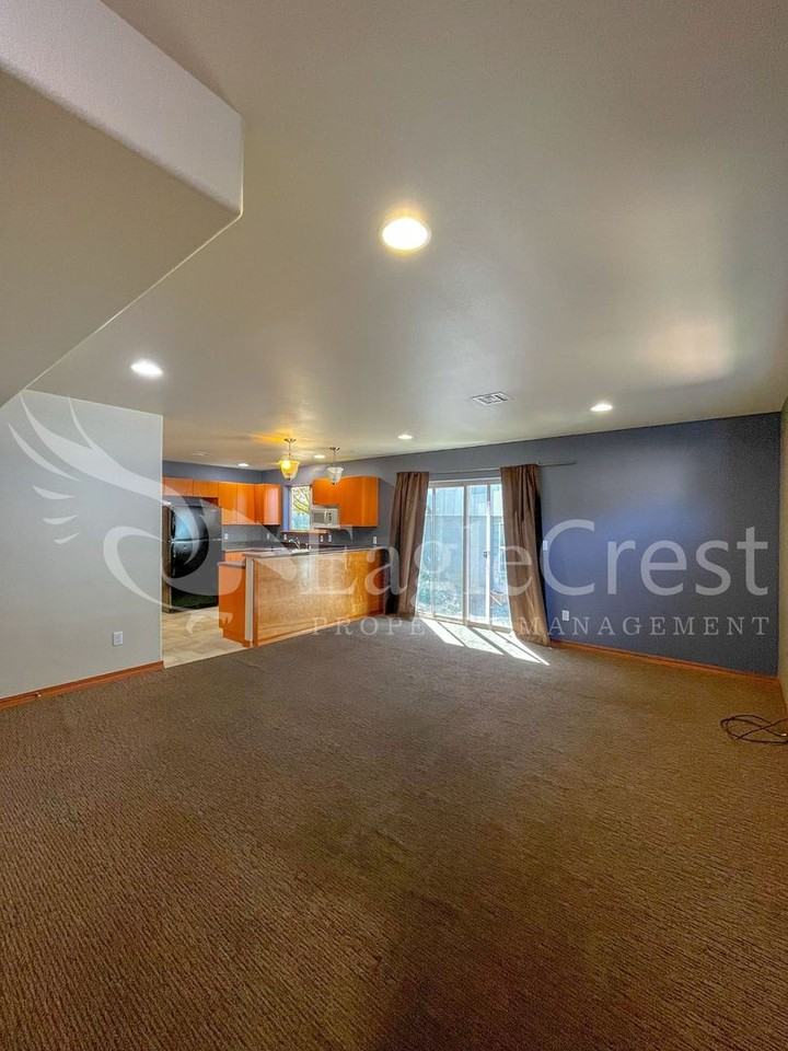 1035 1/2 Isaacs Ave - Photo 2 of 27