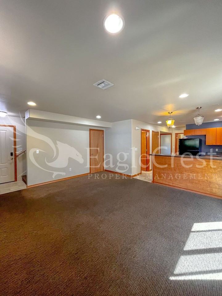 1035 1/2 Isaacs Ave - Photo 3 of 27