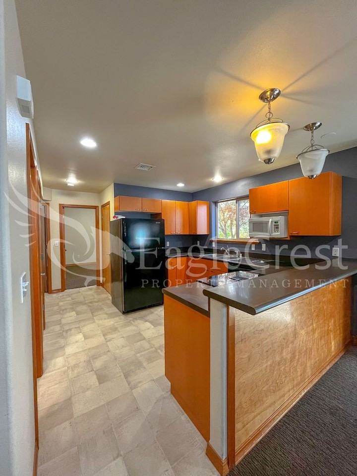 1035 1/2 Isaacs Ave - Photo 4 of 27