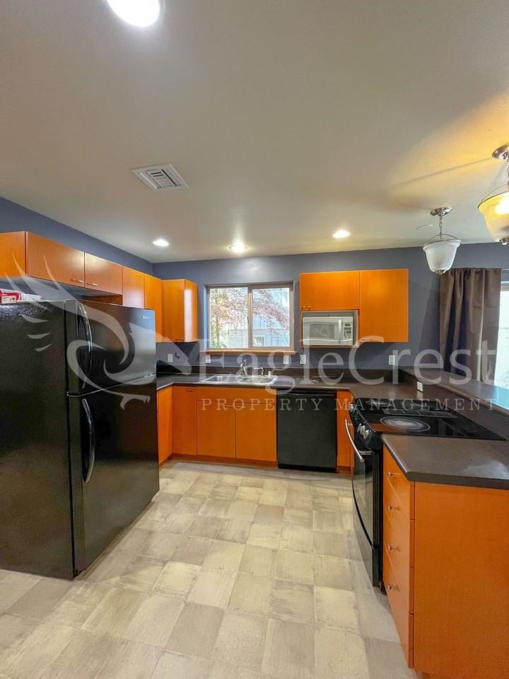 1035 1/2 Isaacs Ave - Photo 5 of 27