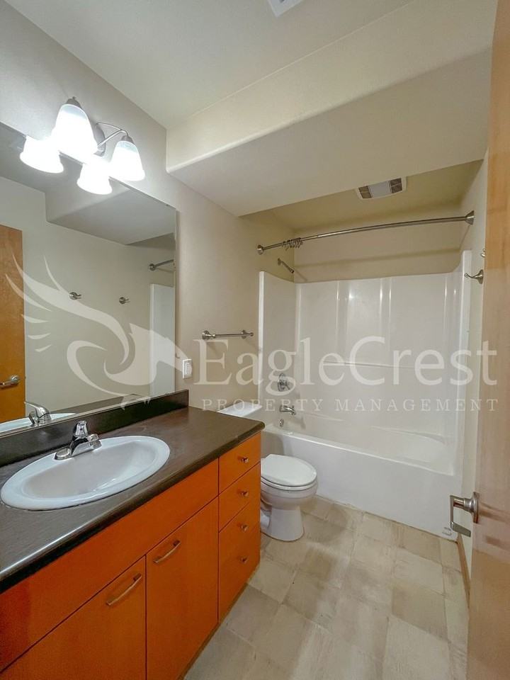 1035 1/2 Isaacs Ave - Photo 6 of 27