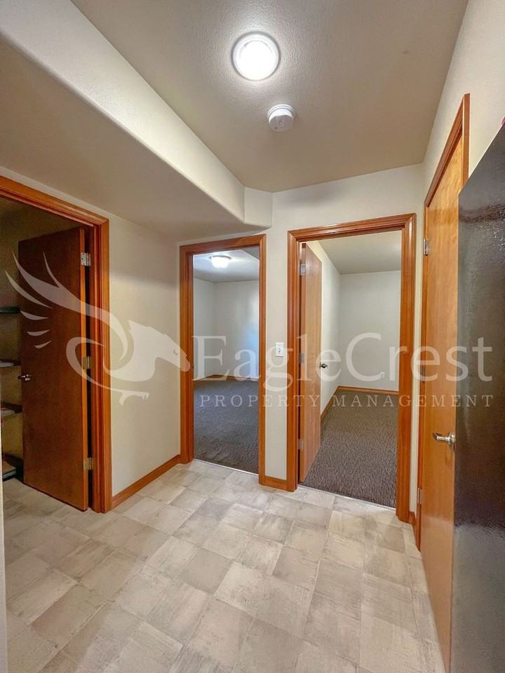 1035 1/2 Isaacs Ave - Photo 7 of 27