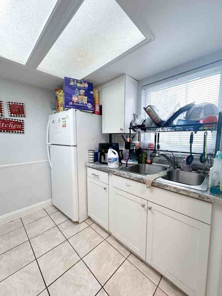 422 Southeast 8th Street - Photo 7 of 13