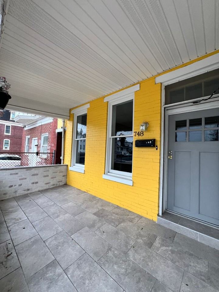 748 S Duke St - Photo 2 of 20