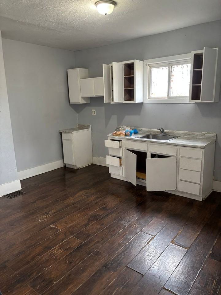 316 Young Avenue Northeast - Photo 2 of 10