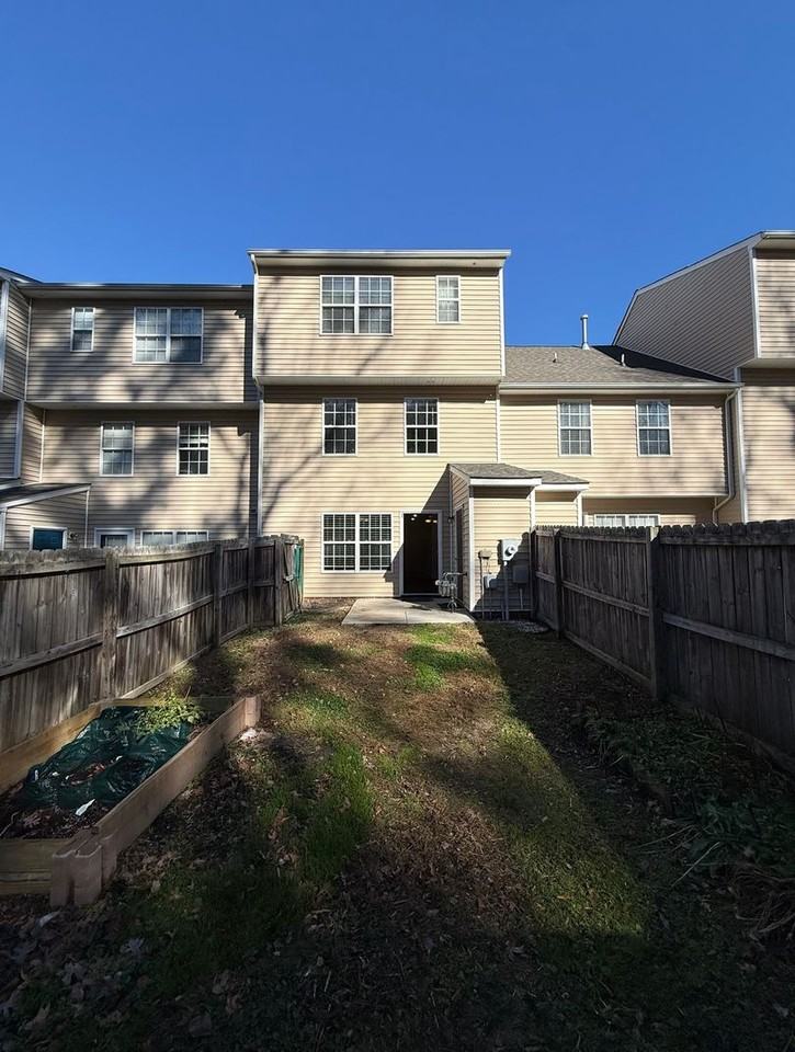 10213 Sarah St - Photo 2 of 23