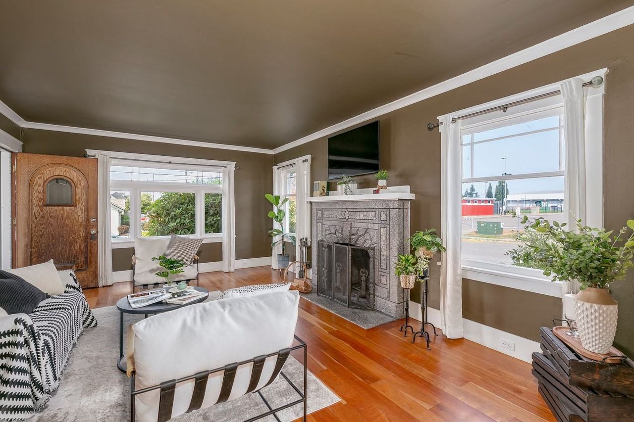 431 Avenue F - Photo 4 of 30