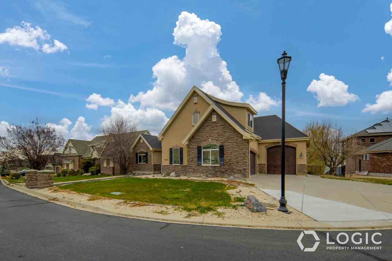 1852 S Centennial Blvd - Photo 2 of 50