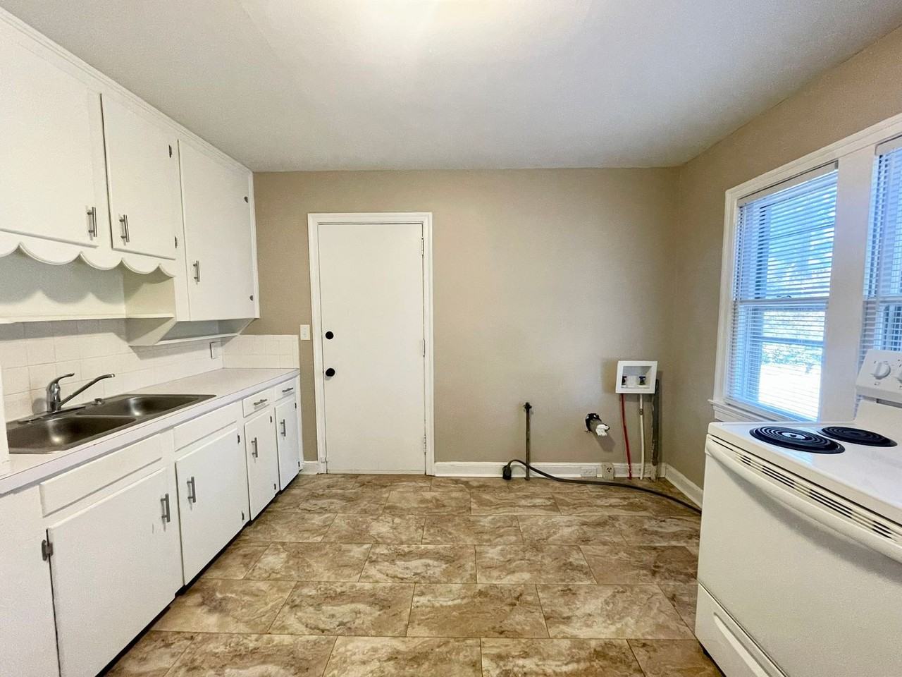 3044 Kennedy St - Photo 3 of 7