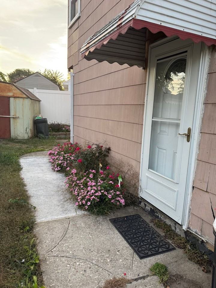 1548 Islip Ave - Photo 2 of 14