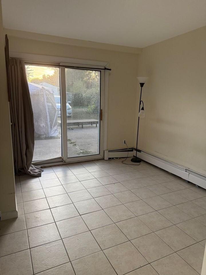 1548 Islip Ave - Photo 3 of 14