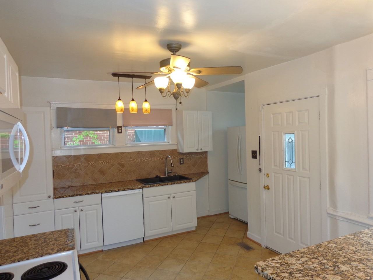 944 Harrington Ave - Photo 7 of 32