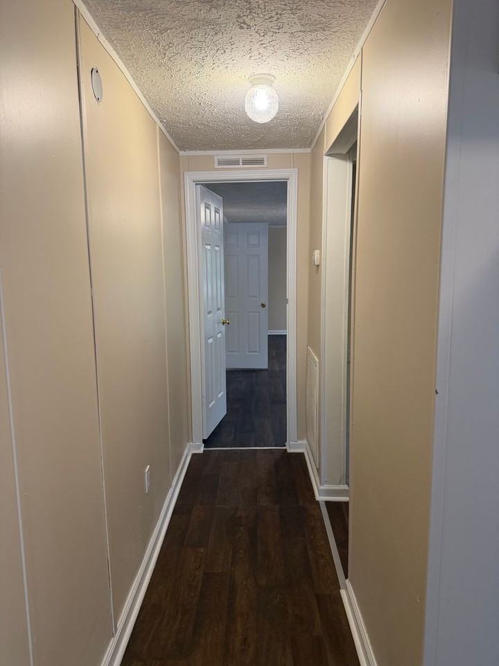 225 North Metts Street - Photo 4 of 16