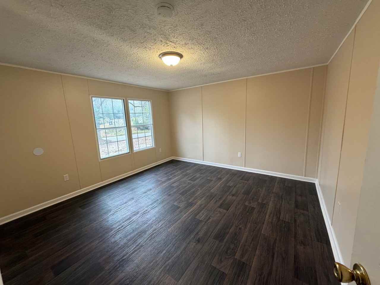 225 North Metts Street - Photo 6 of 16