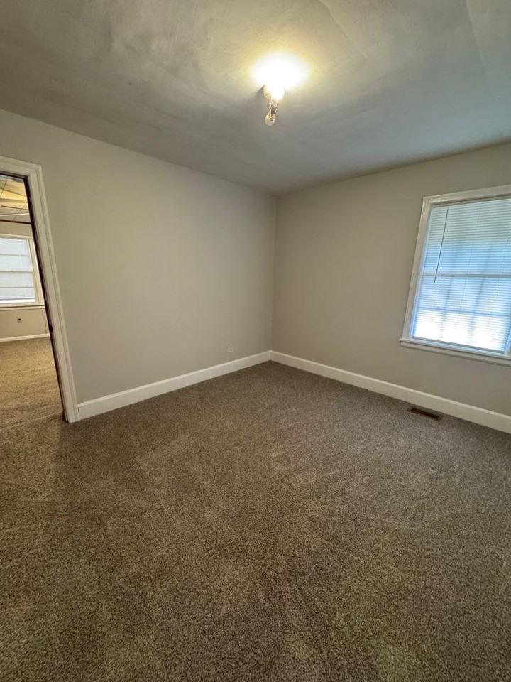 1004 Maplewood Avenue - Photo 4 of 13